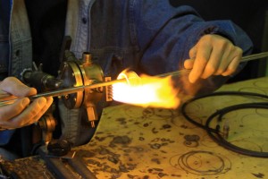 soufflage de verre a la flamme , outil indispensable, le chalumeau le soufflage de verre a la flamme se pratique avec un chalumeau qui génère une flamme a 1500 degrés.